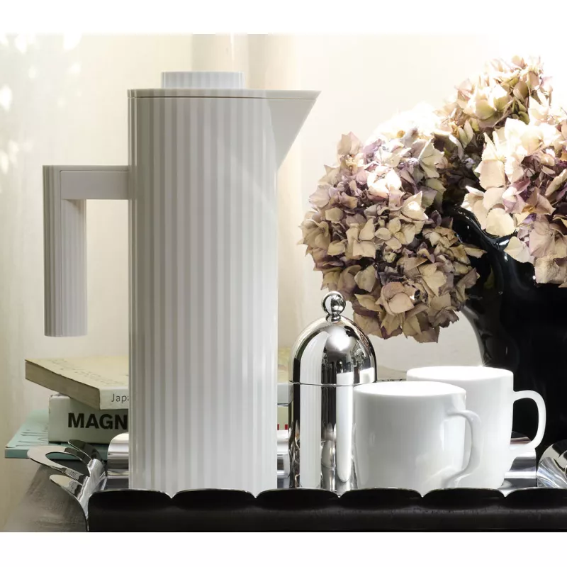 Carafe Isotherme PLISSÉ Noire Alessi 1L | Design Michele De Lucchi – La ...